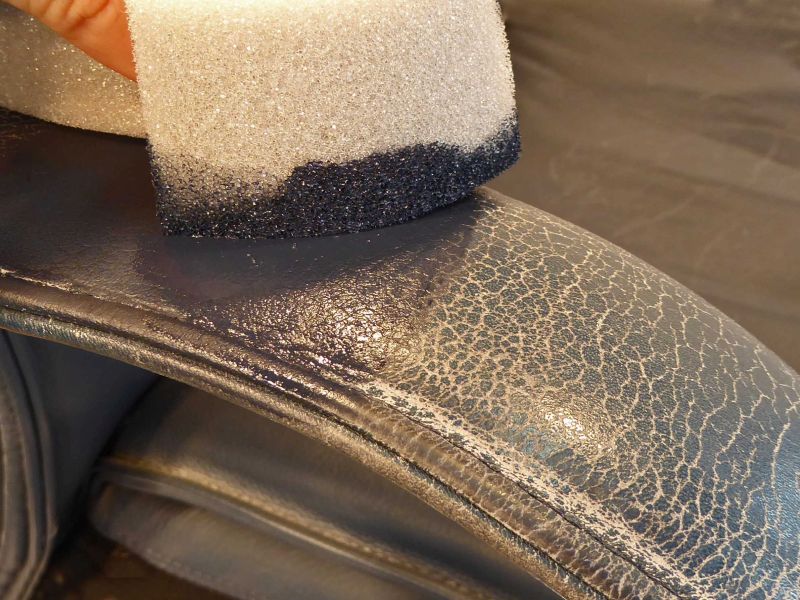 Comment réparer un canapé en simili cuir craquelé ?